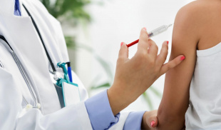 Должна ли медсестра надеть перчатки при вакцинации?